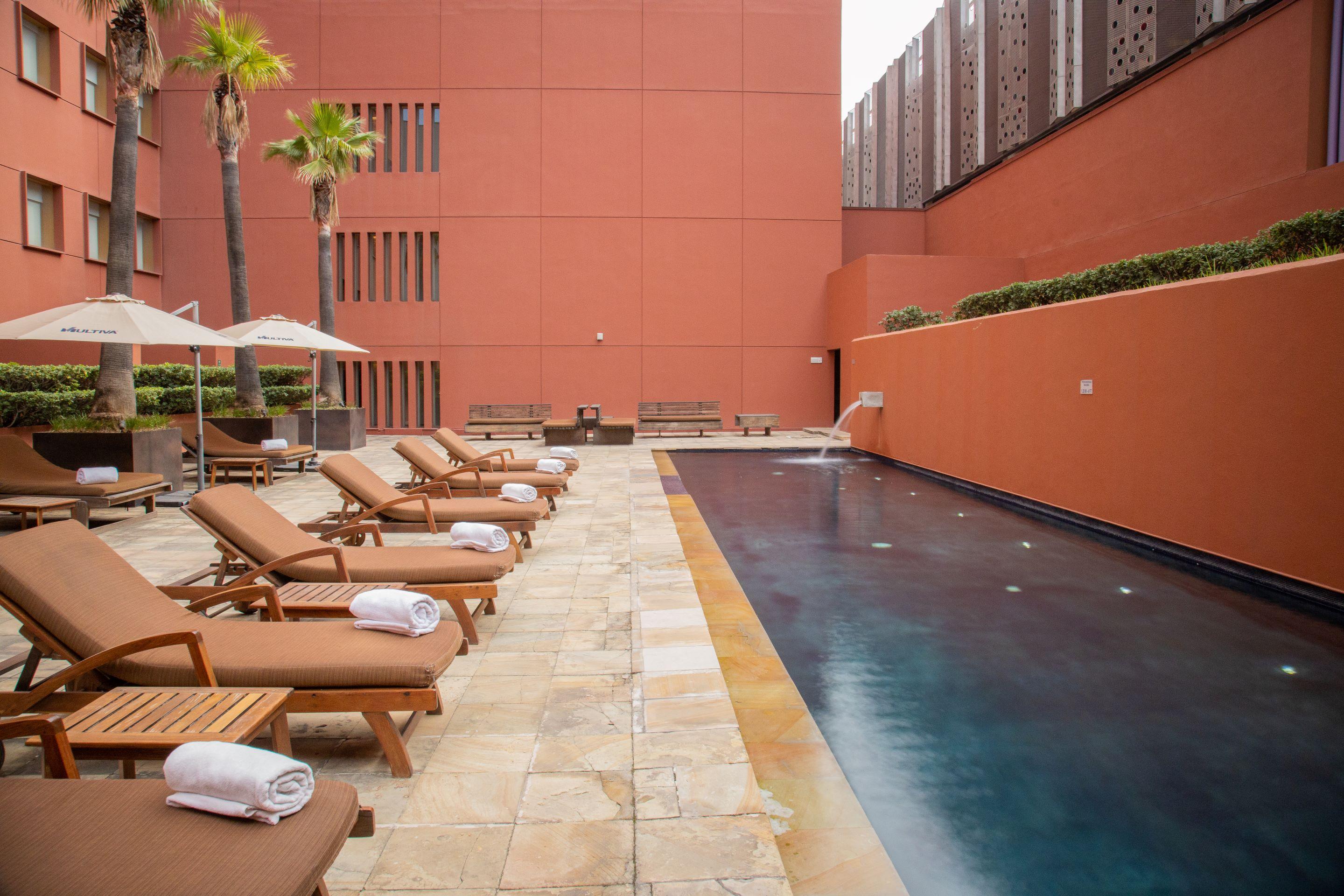 Camino Real Monterrey Otel San Pedro Garza Garcia Dış mekan fotoğraf The pool at the hotel