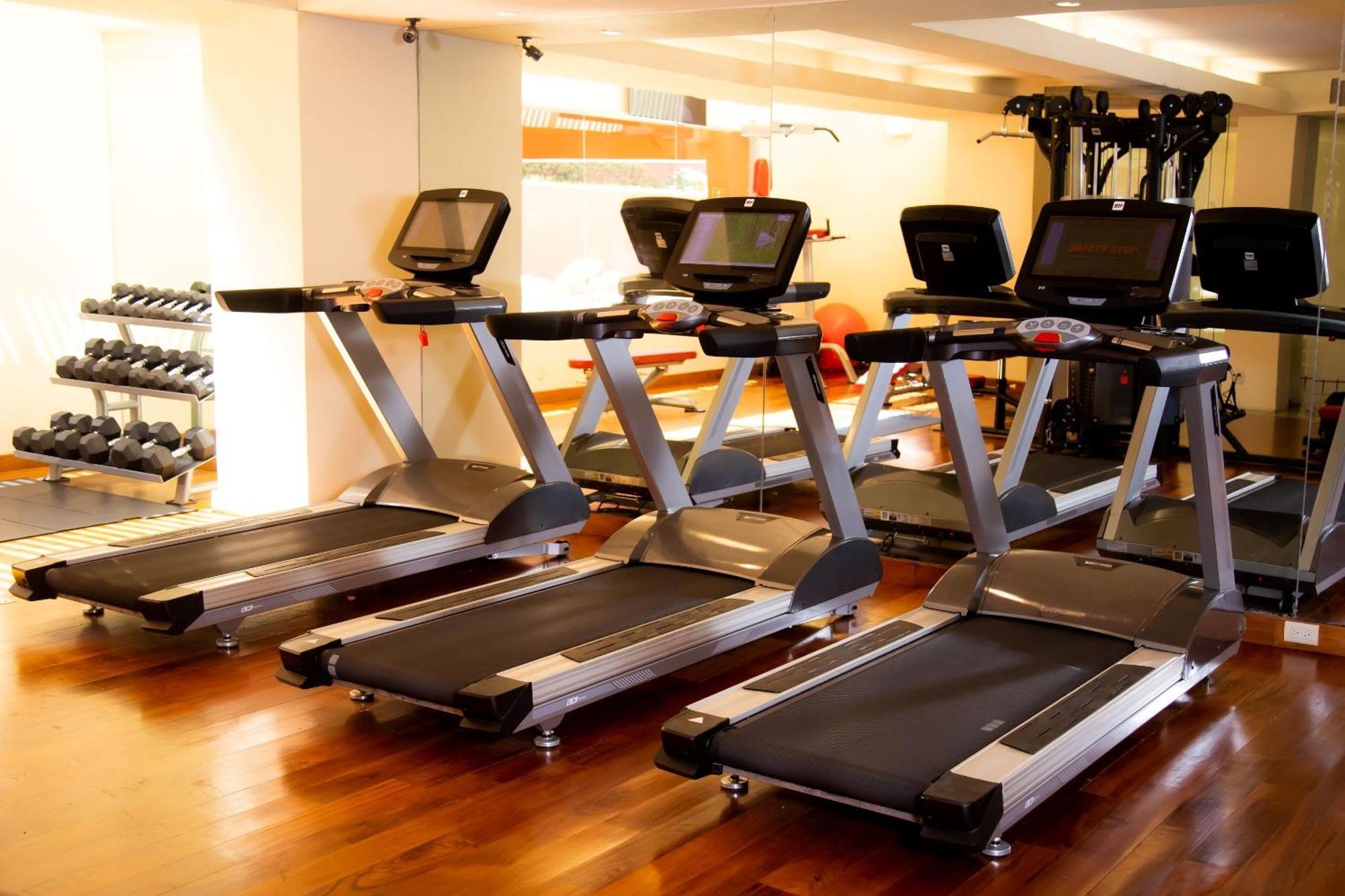 Camino Real Monterrey Otel San Pedro Garza Garcia Dış mekan fotoğraf Treadmills in a gym