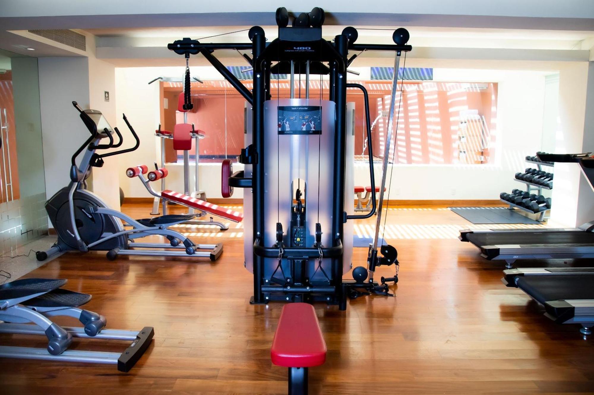 Camino Real Monterrey Otel San Pedro Garza Garcia Dış mekan fotoğraf A typical gym